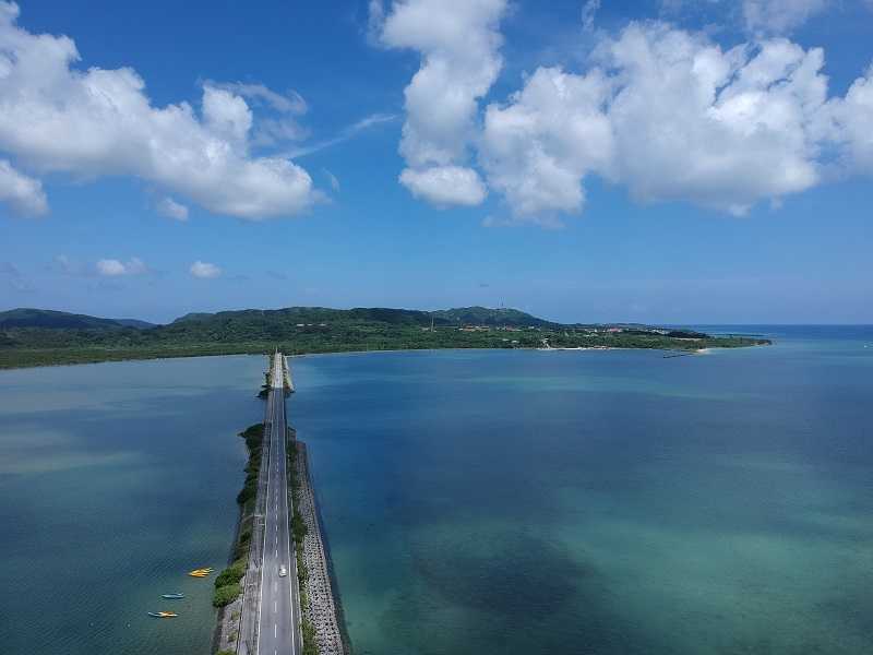 海中道路島側に落差沖縄一の滝が見える