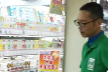 スーパーで働く長さんの写真